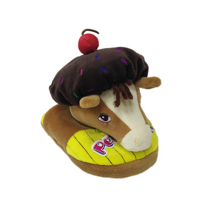 호화로운 급변을 모델링하는 노란 젖소 부드러운 호화로운 채우는 동물