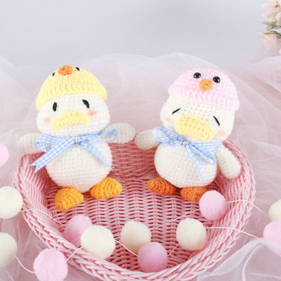 생생한 폴리에스테르는 손으로 만드는 크로셰 뜨게질 인형을 채웠습니다